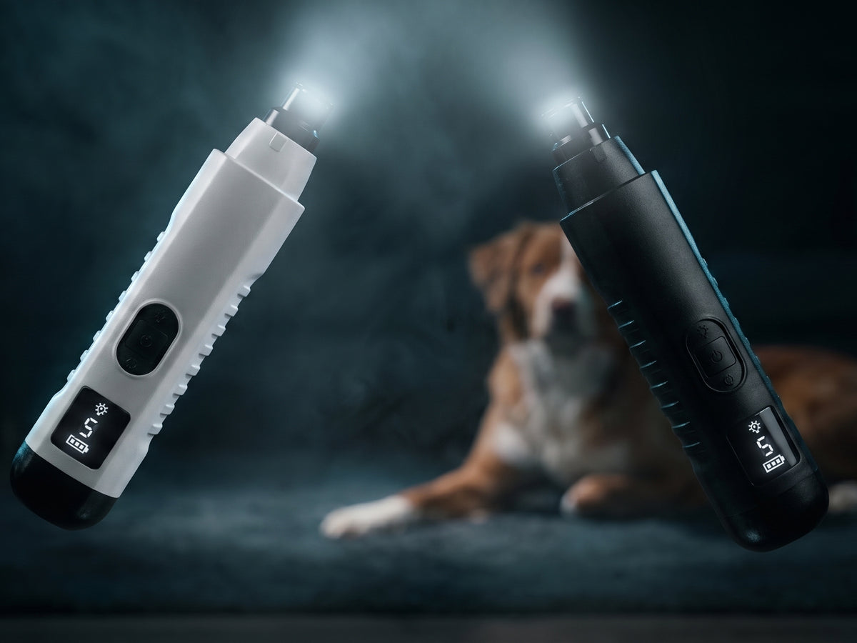 Lima de uñas eléctrica para perro en blanco y en negro, con la luz LED encendida y un perro al fondo